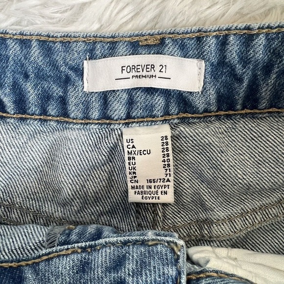Forever 21 Women’s Short Shorts Denim/Blue Size 28 Ripped/Distressed - Picture 6 of 9
